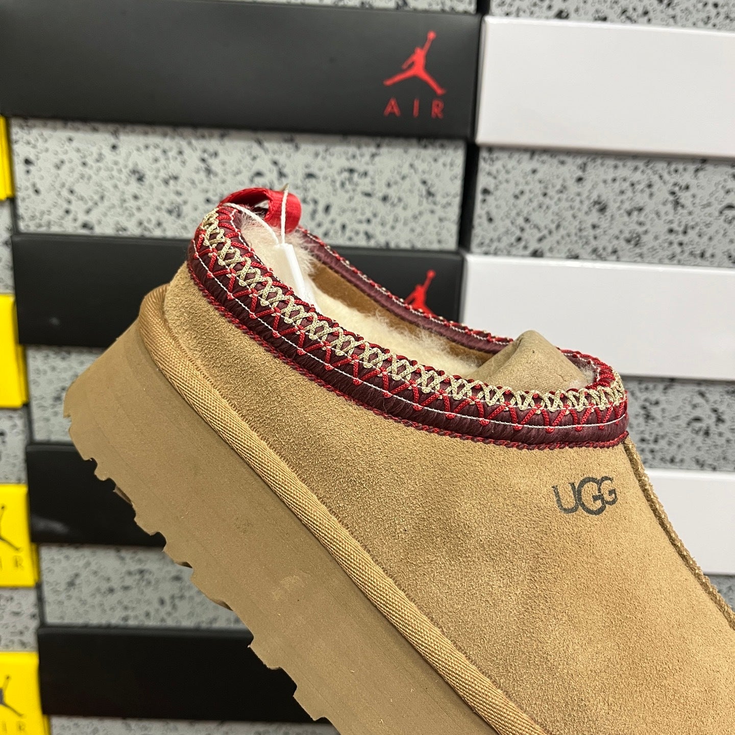 UGG