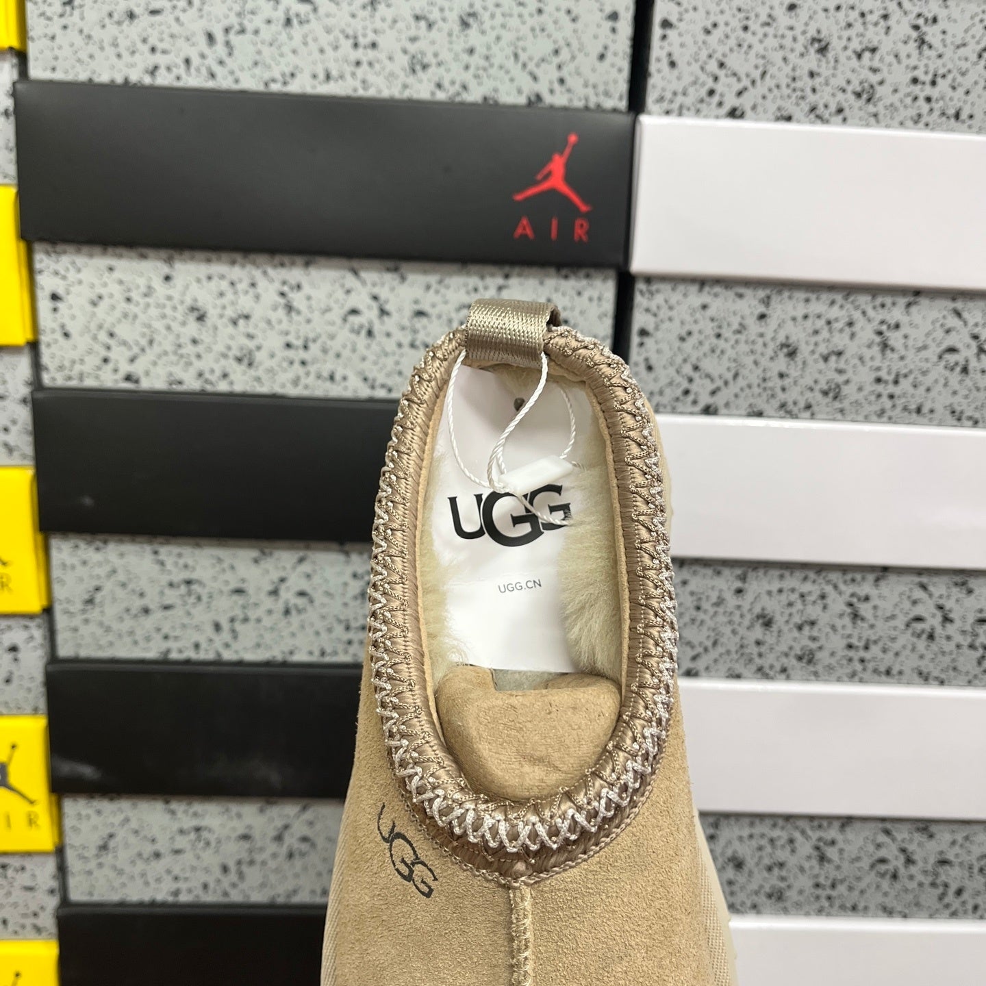 UGG