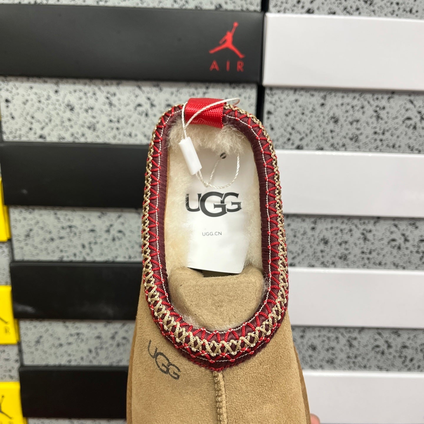 UGG